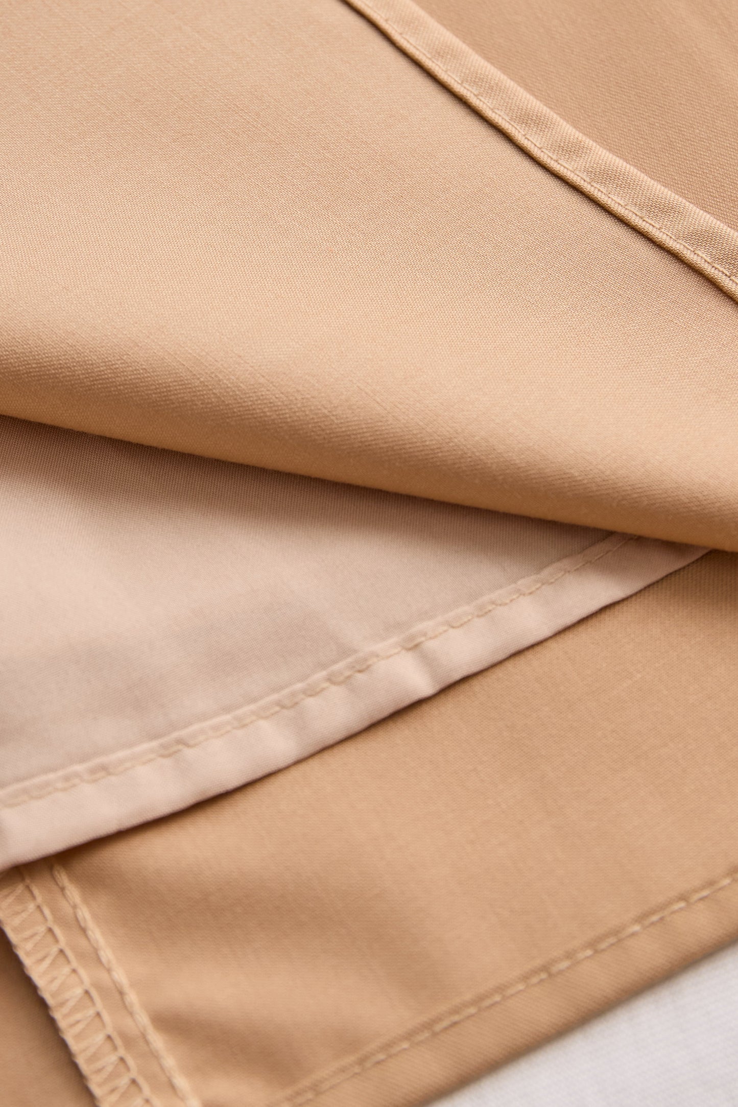 Stylish Sleeveless Halter Blouse with Neck Tie Detail