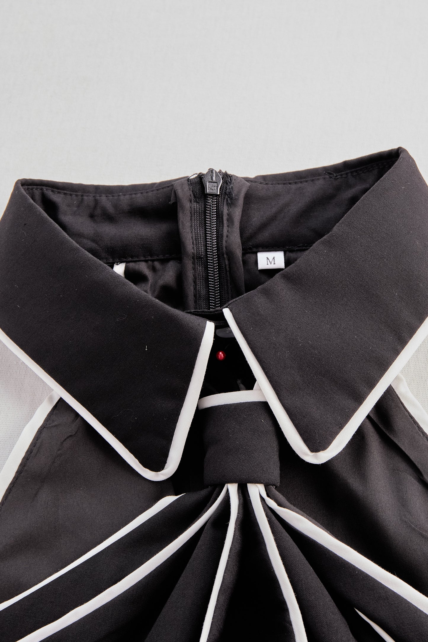 Stylish Sleeveless Halter Neck Blouse With Bold Contrast Trim